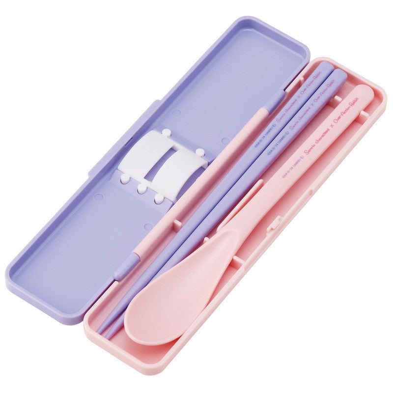 스케이터 산리오캐릭터즈 X 오버액션토끼 캐릭터 소리나지 않는 항균 콤비세트 (스푼,젓가락,케이스) 18cm CCS3SAAG - 주방·식기 - 하카타몰