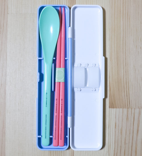 스케이터 짱구 X 산리오 캐릭터 소리나지 않는 항균 콤비세트 (스푼,젓가락,케이스) 18cm - 주방·식기 - 하카타몰